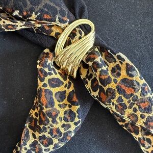 Trending Gold-Tone Scarf ‘Tamer’ Accessory Brooch EUC